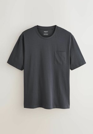 T-shirt à manches courtes gris foncé en coton, avec un col rond et une poche poitrine du côté gauche. Design à coupe régulière.