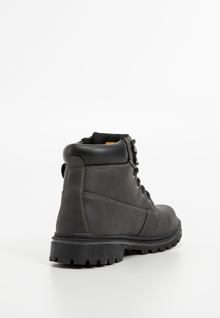 Bota de tobillo de cuero negro con un acabado texturizado, cordones prominentes, un cuello acolchado y una suela de goma resistente para mayor tracción.