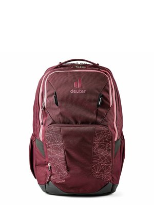 Mochila Deuter Cotogy de color rojo oscuro con múltiples compartimentos con cremallera, patrón geométrico en el bolsillo delantero y bolsillos laterales.