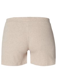 Beige, gerippte Strickshorts von hinten gezeigt, mit elastischem Bund und ohne sichtbare Verschlüsse oder Taschen.