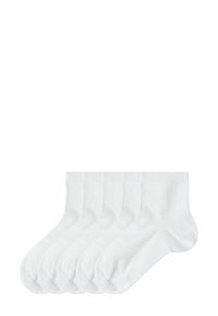 Cinq paires de chaussettes blanches en coton jusqu'à la cheville, avec un bord côtelé, texture lisse et design classique de longueur crew. Pas de motifs ni accents visibles.