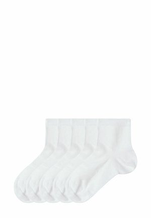 Cinq paires de chaussettes blanches en coton jusqu'à la cheville, avec un bord côtelé, texture lisse et design classique de longueur crew. Pas de motifs ni accents visibles.
