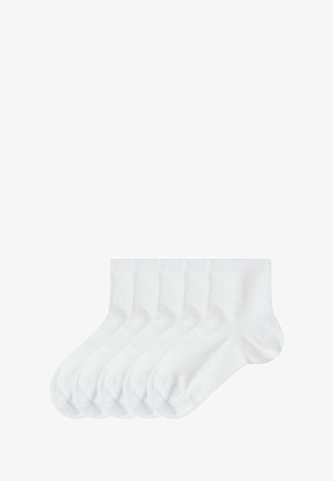 Cinq paires de chaussettes blanches en coton jusqu'à la cheville, avec un bord côtelé, texture lisse et design classique de longueur crew. Pas de motifs ni accents visibles.