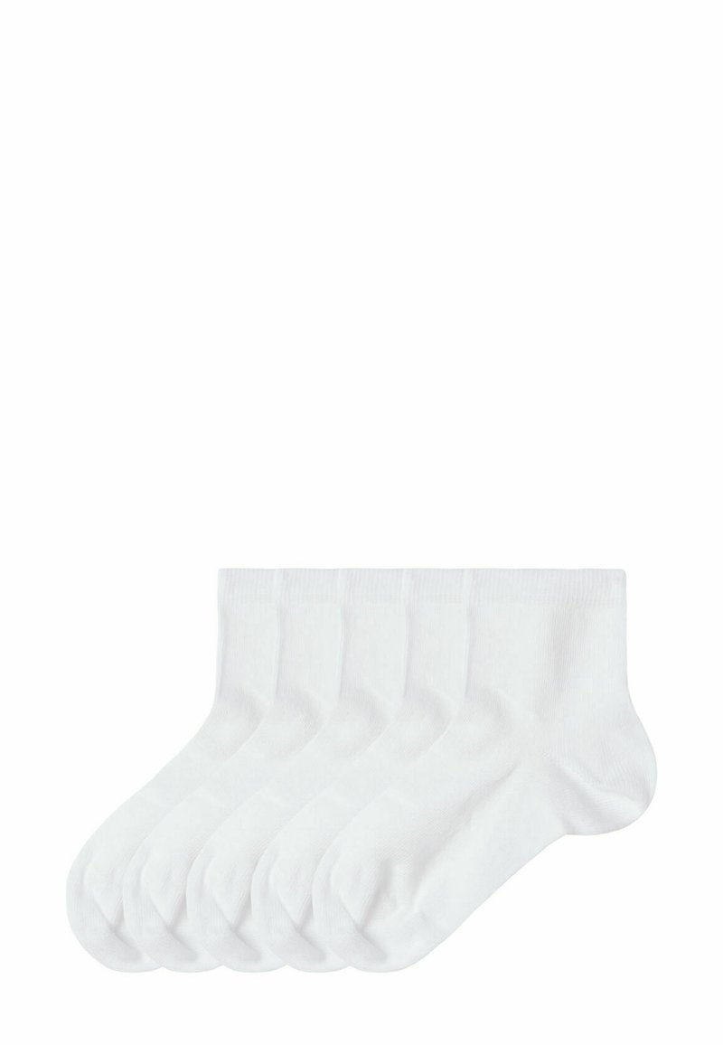 Cinq paires de chaussettes blanches en coton jusqu'à la cheville, avec un bord côtelé, texture lisse et design classique de longueur crew. Pas de motifs ni accents visibles.