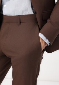 Isaac Dewhirst THE FASHION PEAK SLIM SUIT - Κοστούμι - coffee