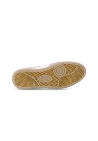 Witte en roze sneaker met een gestructureerde rubberen zool, voorzien van een zigzagpatroon en ingesprongen logo. Gladde bovenkant en rond neusontwerp.