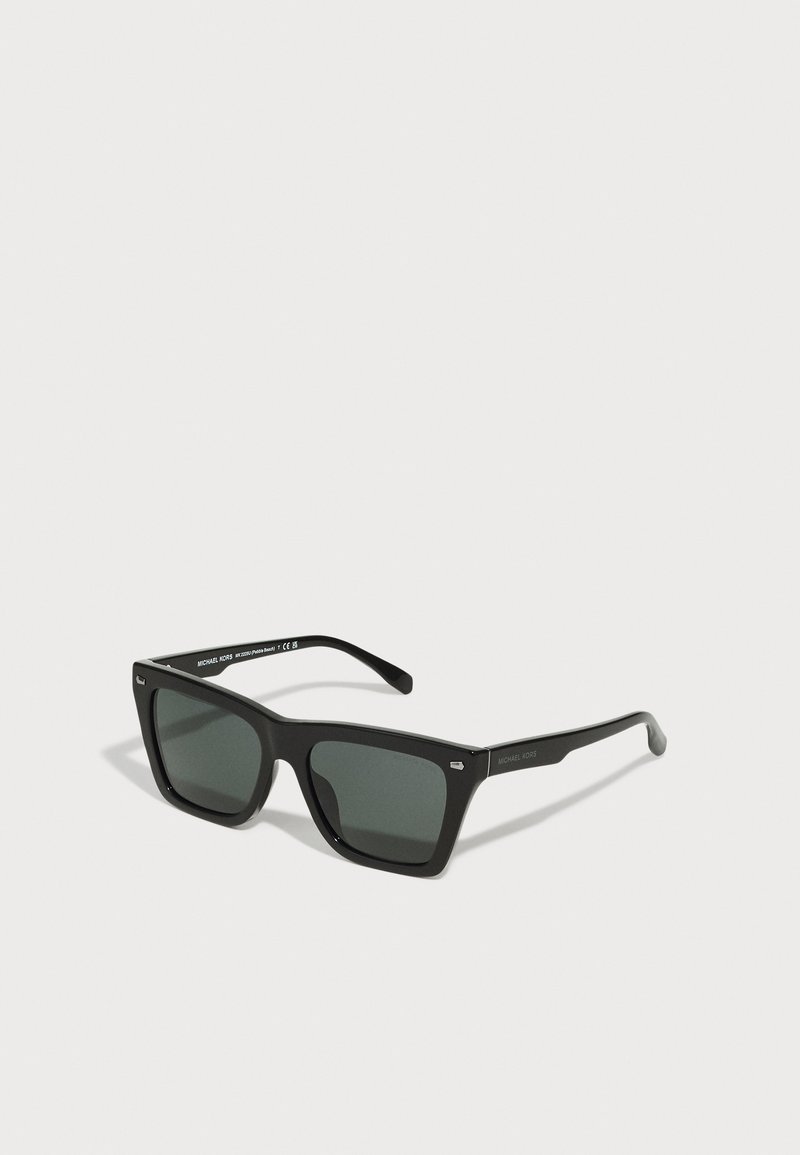 Mustad mustadriga päikeseprillid tumedate läätsedega. Plastikust raam, millel on matt viimistlus. Sääred on tugevad ja külgedel on logo.