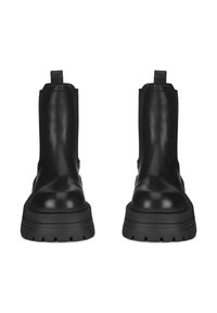Czarne skórzane botki typu ankle z gładką fakturą, podwyższoną gumową podeszwą i uchwytami do łatwego zakładania. Masywna konstrukcja z wyraźnym bieżnikiem.