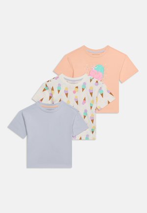 Trijų trumpomis rankovėmis vaikų marškinėlių rinkinys: vienspalviai šviesiai mėlyni, balti su pastelinių spalvų ledų kūgio raštais ir persikinės spalvos su ledų grafika.