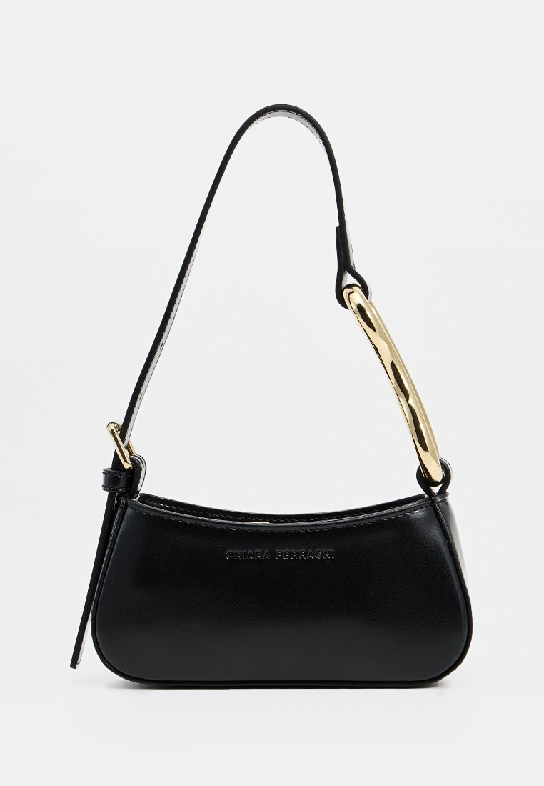 Schwarze Lederhandtasche mit geschwungener Form, ausgestattet mit einem goldfarbenen Griff, minimalem Branding und einer glatten Textur.