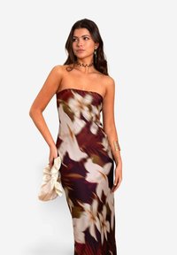 Trägerloses maxikleid mit floraler Musterung in Creme-, Burgunder- und Olivgrüntönen, das eine fließende Silhouette und eine glatte Stoffqualität aufweist.