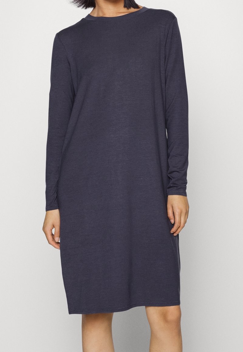 Robe à manches longues en bleu marine foncé, avec un col rond, une coupe décontractée, un tissu doux et une silhouette droite tombant juste au-dessus des genoux.