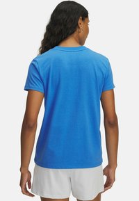 Lühikeste varrukatega sinine puuvillane T-särk, ümar kaelus, sile tekstuur ja mugav lõige, kuvatud tagant.