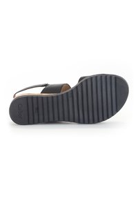 Sandalo nero con suola in gomma testurizzata, caratterizzato da un design piatto e strap minimalisti. La suola presenta linee orizzontali per una migliore aderenza.