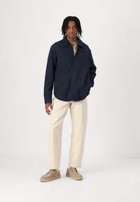 Tommy Hilfiger PACKABLE SHIRT JACKET - Light jacket - desert sky