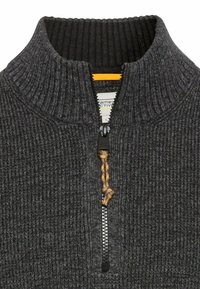 Grauer Strickpullover mit hohem Kragen, ausgestattet mit einem halben Reißverschluss, strukturiertem Material und einem kontrastierenden orangefarbenen Akzent am Hals.