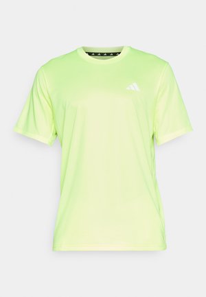 Camiseta atlética de manga corta en color verde lima, fabricada con un tejido ligero y transpirable, que presenta un pequeño logo blanco en el lado izquierdo del pecho.