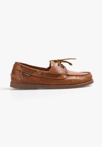 Bruine leren bootsschoenen met vetersluiting, ronde neus, textuur bovenkant en een lage rubberen zool. Voorzien van decoratieve stiksels en een logo.