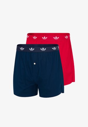 Zwei Paar Adidas-Boxershorts, eines in Marineblau mit Knopfleiste und eines in Rot, beide mit elastischem Bund und Markenlogo.