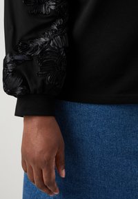 ONLY Carmakoma CARROSANNA O NECK MIX  - Ikdienas džemperis - black