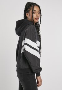 Urban Classics Džemperis su gobtuvu - black/white