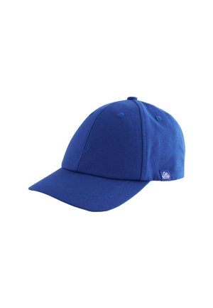 Modrá bavlnená baseballová čiapka s vykriveným šiltom a malým tkaným logom na boku, zobrazená na bielom pozadí.
