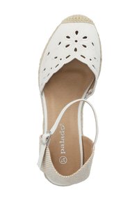 Witte espadrille sandaal met florale uitsparingen, een beige textiele enkelband en een geweven jute zool. Het interieur heeft een zachte bruine inlegzool.