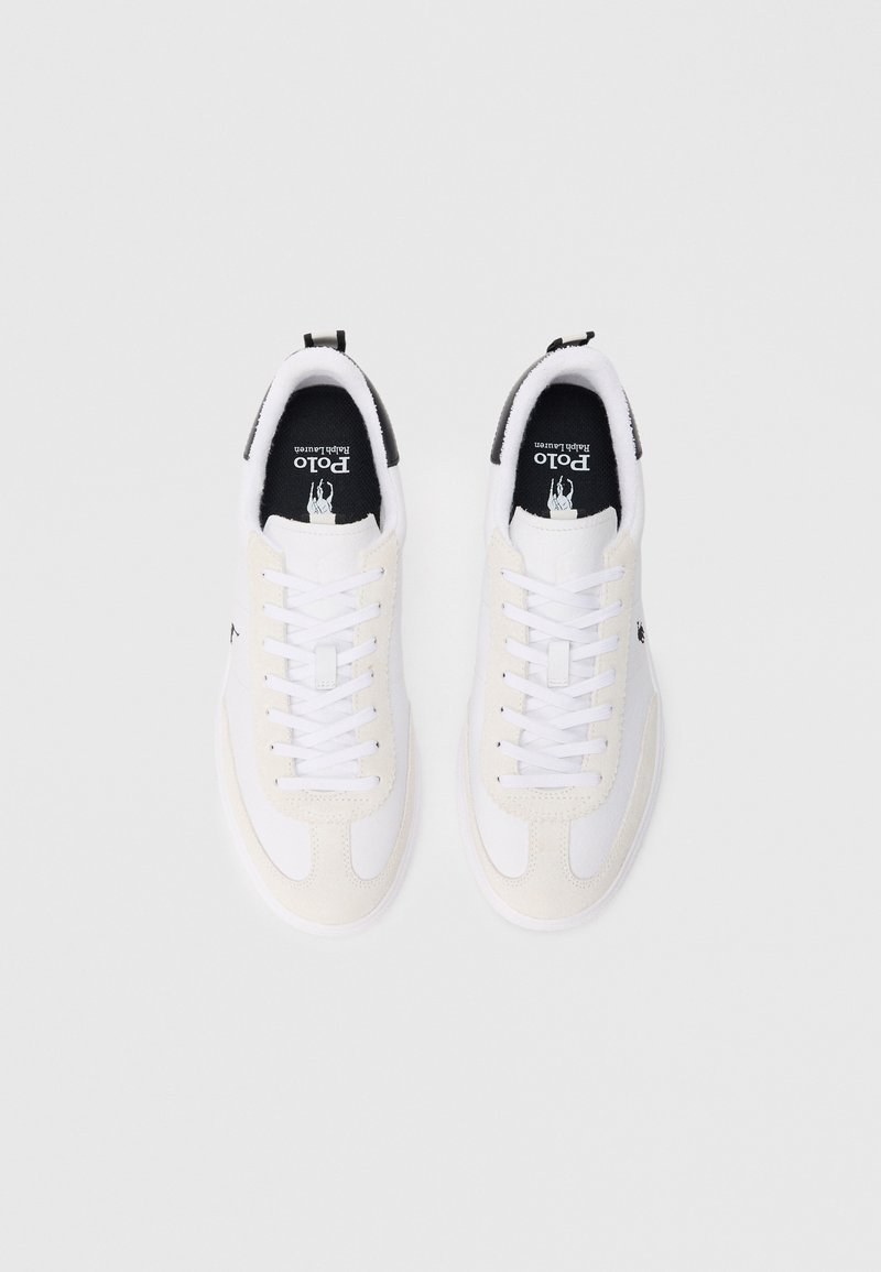 Sneakers Polo Ralph Lauren bianche e beige con inserto sul tallone nero e logo sul lato, viste dall'alto su uno sfondo chiaro.