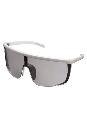 Gafas de sol deportivas con una gran lente gris, montura blanca y un diseño elegante y envolvente. Sin marcas visibles ni detalles de hardware distintivos.