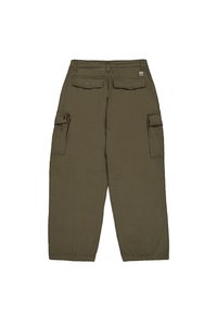 Pantalon cargo vert olive avec jambes larges, deux poches à rabat à l'arrière et poches cargo latérales à rabat.