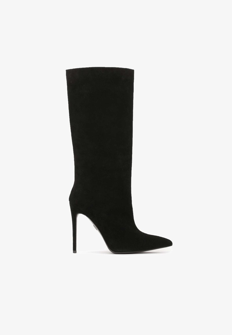 Botte hautes en daim noir à talons aiguilles avec un bout pointu et une texture lisse, présentant une silhouette ajustée et un talon fin.