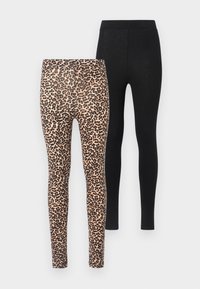 Twee paar leggings: één met een beige achtergrond en zwarte luipaardprint, de ander geheel zwart. Beide hebben een fitted ontwerp en een elastische taille.