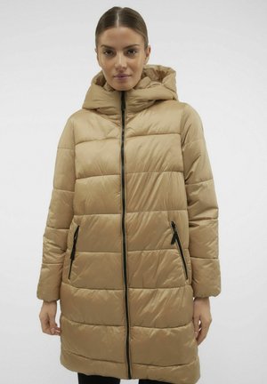 Doudoune beige avec capuche, motif matelassé rectangulaire, fermeture éclair à l'avant et deux poches latérales, avec des accents de fermeture éclair noirs.