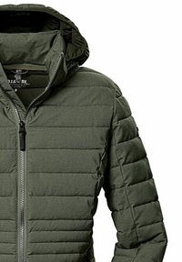 Grüne Pufferjacke mit Kapuze, präsentiert sich mit gesteppter Textur, einem Reißverschluss vorne und zwei seitlichen Taschen. Hergestellt aus glattem, leichtem Material.