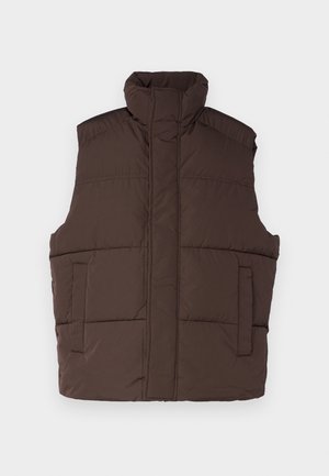 Gilet rembourré marron avec un col montant, sans manches, deux poches avant et texture matelassée. Finition lisse, isolation chaude.