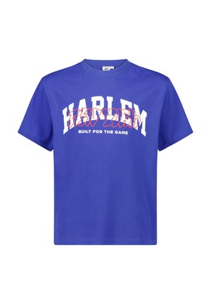 Blauwe katoenen t-shirt met "HARLEM" in witte en rode grafische tekst, met daaronder "BUILT FOR THE GAME". Korte mouwen en ronde halsontwerp.