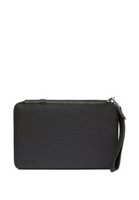 Clutch in pelle nera con finitura texturizzata, forma rettangolare, chiusura con cerniera e cinturino da polso staccabile. Marchio discreto sul davanti.