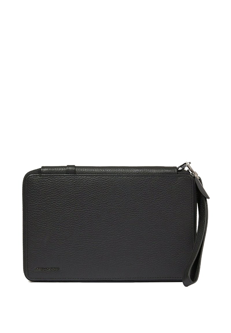 Clutch in pelle nera con finitura texturizzata, forma rettangolare, chiusura con cerniera e cinturino da polso staccabile. Marchio discreto sul davanti.