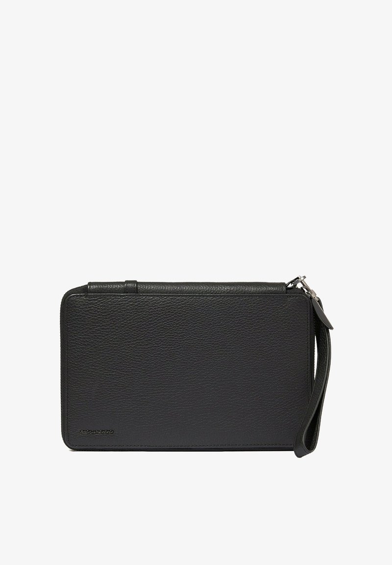 Clutch in pelle nera con finitura texturizzata, forma rettangolare, chiusura con cerniera e cinturino da polso staccabile. Marchio discreto sul davanti.