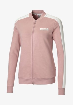 Lichtroze jack met volledige ritssluiting, witte strepen op de mouwen, geribbelde kraag en manchetten, en een wit Puma-logo op de linkerborst.