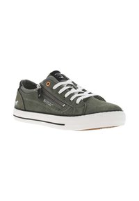 Sneaker verde in suede con lacci bianchi, pannelli laterali perforati, accenti neri e una cerniera laterale. Presenta una suola in gomma bianca con una striscia nera.
