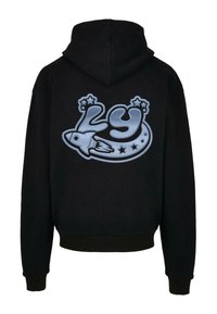 Sudadera negra con capucha que presenta un gran gráfico brillante en azul del número "29", un cohete y estrellas en la parte posterior. Corte clásico con un bolsillo tipo canguro.