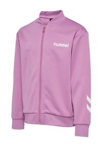 Veste de sport lilas zippée avec col, poignets et ourlet côtelés, logo « hummel » sur la poitrine et chevrons blancs sur la manche gauche.