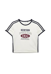 Afgekorte witte t-shirt met marineblauwe accenten, voorzien van de tekst "NEW YORK SPORTS CLUB" en een ronde logo aan de voorkant. Korte mouwen.