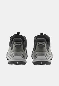 Scarpe da ginnastica nere e grigie con una parte superiore testurizzata, colletto imbottito e una suola in gomma spessa con un motivo di battistrada per una migliore aderenza.