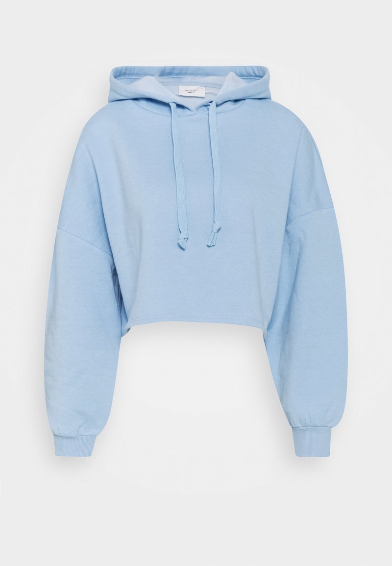 Sweat à capuche court bleu clair avec manches longues, poignets côtelés, cordons à l'avant et capuche, présenté sur un fond blanc uni.