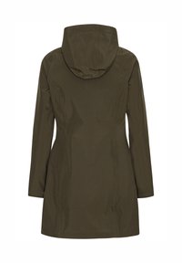 Chaqueta impermeable verde oliva con capucha, mangas largas y costuras curvadas. Textura suave, diseño hasta las rodillas y detalles de hardware mínimos.
