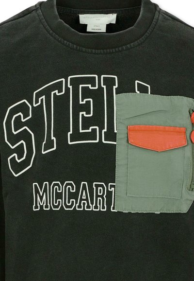 Zwarte sweatshirt met grote witte tekst "STELLA MCCARTNEY." Het heeft een geribbelde groene zak met een oranje accent rits.