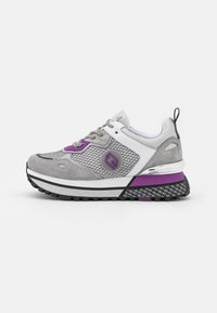 Sneaker retrò grigie con pannelli in rete, dettagli viola e tallone riflettente. Presentano un logo rotondo, lacci testurizzati e suola con motivo.