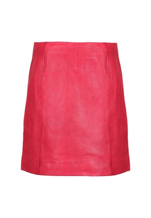 Jupe en cuir rouge avec une texture lisse, taille haute et design minimaliste. Présente une coupe droite et des détails de couture subtils.